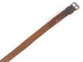 Tornisterriemen Luftwaffe, schokoladenbraunes Leder, Leichtmetallbeschläge. Herstellerstempell von 1939. Ungebraucht
