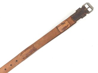 Tornisterriemen Luftwaffe, schokoladenbraunes Leder, Leichtmetallbeschläge. Herstellerstempell von 1939. Ungebraucht