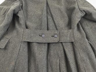 Schwerer Wintermantel für Angehörige der Waffen SS ( keine Ärmelaufschläge, Querriegel hinten durchgehend)  Getragenes Stück in gutem Zustand