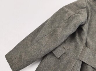 Schwerer Wintermantel für Angehörige der Waffen SS ( keine Ärmelaufschläge, Querriegel hinten durchgehend)  Getragenes Stück in gutem Zustand