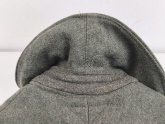 Schwerer Wintermantel für Angehörige der Waffen SS ( keine Ärmelaufschläge, Querriegel hinten durchgehend)  Getragenes Stück in gutem Zustand