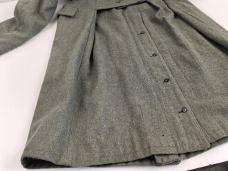 Schwerer Wintermantel für Angehörige der Waffen SS ( keine Ärmelaufschläge, Querriegel hinten durchgehend)  Getragenes Stück in gutem Zustand