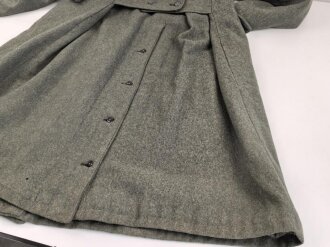 Schwerer Wintermantel für Angehörige der Waffen SS ( keine Ärmelaufschläge, Querriegel hinten durchgehend)  Getragenes Stück in gutem Zustand