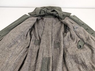 Schwerer Wintermantel für Angehörige der Waffen SS ( keine Ärmelaufschläge, Querriegel hinten durchgehend)  Getragenes Stück in gutem Zustand