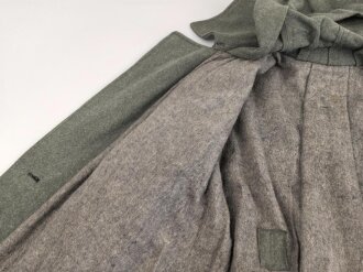 Schwerer Wintermantel für Angehörige der Waffen SS ( keine Ärmelaufschläge, Querriegel hinten durchgehend)  Getragenes Stück in gutem Zustand