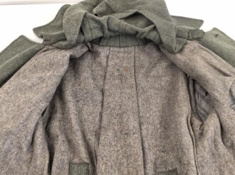 Schwerer Wintermantel für Angehörige der Waffen SS ( keine Ärmelaufschläge, Querriegel hinten durchgehend)  Getragenes Stück in gutem Zustand