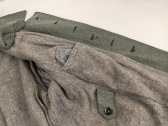 Schwerer Wintermantel für Angehörige der Waffen SS ( keine Ärmelaufschläge, Querriegel hinten durchgehend)  Getragenes Stück in gutem Zustand
