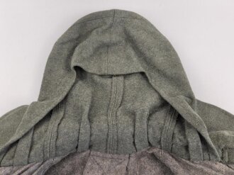 Schwerer Wintermantel für Angehörige der Waffen SS ( keine Ärmelaufschläge, Querriegel hinten durchgehend)  Getragenes Stück in gutem Zustand