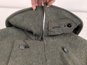 Schwerer Wintermantel für Angehörige der Waffen SS ( keine Ärmelaufschläge, Querriegel hinten durchgehend)  Getragenes Stück in gutem Zustand