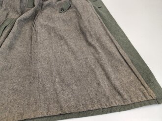 Schwerer Wintermantel für Angehörige der Waffen SS ( keine Ärmelaufschläge, Querriegel hinten durchgehend)  Getragenes Stück in gutem Zustand
