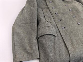 Schwerer Wintermantel für Angehörige der Waffen SS ( keine Ärmelaufschläge, Querriegel hinten durchgehend)  Getragenes Stück in gutem Zustand