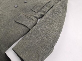 Schwerer Wintermantel für Angehörige der Waffen SS ( keine Ärmelaufschläge, Querriegel hinten durchgehend)  Getragenes Stück in gutem Zustand
