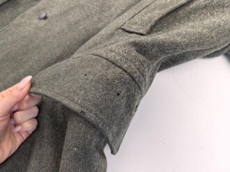 Schwerer Wintermantel für Angehörige der Waffen SS ( keine Ärmelaufschläge, Querriegel hinten durchgehend)  Getragenes Stück in gutem Zustand