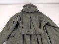 Schwerer Wintermantel für Angehörige der Waffen SS ( keine Ärmelaufschläge, Querriegel hinten durchgehend)  Getragenes Stück in gutem Zustand