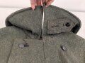 Schwerer Wintermantel für Angehörige der Waffen SS ( keine Ärmelaufschläge, Querriegel hinten durchgehend)  Getragenes Stück in gutem Zustand