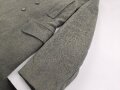 Schwerer Wintermantel für Angehörige der Waffen SS ( keine Ärmelaufschläge, Querriegel hinten durchgehend)  Getragenes Stück in gutem Zustand