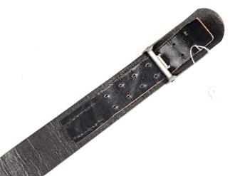Koppel für einen Angehörigen der Hitlerjugend in der späten Ausführung. Einteiliges Zinkschloss , Hersteller M4/38. Der Riemen aus Ersatzmaterial mit einer Länge von 85cm