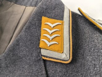 Luftwaffe, Waffenrock für einen Oberfeldwebel im Kampfgeschwader 155 Ansbach. Frühes Kammerstück mit Kragenkordel in sehr gutem Zustand, der Adler neuzeitlich vernäht.