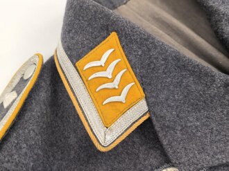 Luftwaffe, Waffenrock für einen Oberfeldwebel im Kampfgeschwader 155 Ansbach. Frühes Kammerstück mit Kragenkordel in sehr gutem Zustand, der Adler neuzeitlich vernäht.