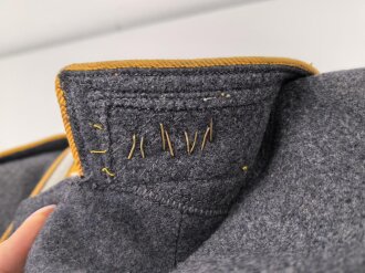 Luftwaffe, Waffenrock für einen Oberfeldwebel im Kampfgeschwader 155 Ansbach. Frühes Kammerstück mit Kragenkordel in sehr gutem Zustand, der Adler neuzeitlich vernäht.