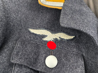 Luftwaffe, Waffenrock für einen Oberfeldwebel im Kampfgeschwader 155 Ansbach. Frühes Kammerstück mit Kragenkordel in sehr gutem Zustand, der Adler neuzeitlich vernäht.