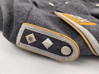 Luftwaffe, Waffenrock für einen Oberfeldwebel im Kampfgeschwader 155 Ansbach. Frühes Kammerstück mit Kragenkordel in sehr gutem Zustand, der Adler neuzeitlich vernäht.