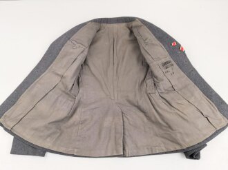 Luftwaffe, Waffenrock für einen Oberfeldwebel im Kampfgeschwader 155 Ansbach. Frühes Kammerstück mit Kragenkordel in sehr gutem Zustand, der Adler neuzeitlich vernäht.