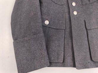Luftwaffe, Waffenrock für einen Oberfeldwebel im Kampfgeschwader 155 Ansbach. Frühes Kammerstück mit Kragenkordel in sehr gutem Zustand, der Adler neuzeitlich vernäht.