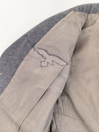 Luftwaffe, Waffenrock für einen Oberfeldwebel im Kampfgeschwader 155 Ansbach. Frühes Kammerstück mit Kragenkordel in sehr gutem Zustand, der Adler neuzeitlich vernäht.