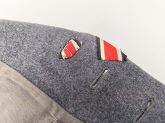 Luftwaffe, Waffenrock für einen Oberfeldwebel im Kampfgeschwader 155 Ansbach. Frühes Kammerstück mit Kragenkordel in sehr gutem Zustand, der Adler neuzeitlich vernäht.