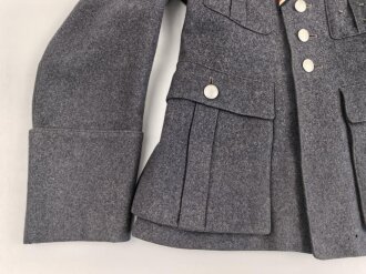 Luftwaffe, Waffenrock für einen Oberfeldwebel im Kampfgeschwader 155 Ansbach. Frühes Kammerstück mit Kragenkordel in sehr gutem Zustand, der Adler neuzeitlich vernäht.