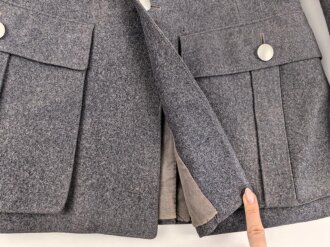 Luftwaffe, Waffenrock für einen Oberfeldwebel im Kampfgeschwader 155 Ansbach. Frühes Kammerstück mit Kragenkordel in sehr gutem Zustand, der Adler neuzeitlich vernäht.