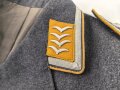 Luftwaffe, Waffenrock für einen Oberfeldwebel im Kampfgeschwader 155 Ansbach. Frühes Kammerstück mit Kragenkordel in sehr gutem Zustand, der Adler neuzeitlich vernäht.