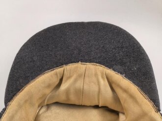 Luftwaffe, Feldmütze Modell 1943 für Offiziere. Ab Werk mit Offizierslitze gefertigtes Stück. Leicht getragen, die Effekten von Hand vernäht