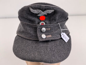 Luftwaffe, Feldmütze Modell 1943 für Offiziere. Ab Werk mit Offizierslitze gefertigtes Stück. Leicht getragen, die Effekten von Hand vernäht