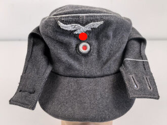 Luftwaffe, Feldmütze Modell 1943 für Offiziere. Ab Werk mit Offizierslitze gefertigtes Stück. Leicht getragen, die Effekten von Hand vernäht