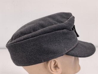 Luftwaffe, Feldmütze Modell 1943 für Offiziere. Ab Werk mit Offizierslitze gefertigtes Stück. Leicht getragen, die Effekten von Hand vernäht