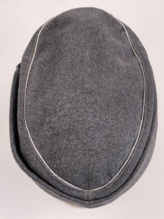 Luftwaffe, Feldmütze Modell 1943 für Offiziere. Ab Werk mit Offizierslitze gefertigtes Stück. Leicht getragen, die Effekten von Hand vernäht