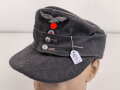 Luftwaffe, Feldmütze Modell 1943 für Offiziere. Ab Werk mit Offizierslitze gefertigtes Stück. Leicht getragen, die Effekten von Hand vernäht