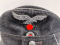 Luftwaffe, Feldmütze Modell 1943 für Offiziere. Ab Werk mit Offizierslitze gefertigtes Stück. Leicht getragen, die Effekten von Hand vernäht