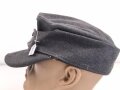 Luftwaffe, Feldmütze Modell 1943 für Offiziere. Ab Werk mit Offizierslitze gefertigtes Stück. Leicht getragen, die Effekten von Hand vernäht