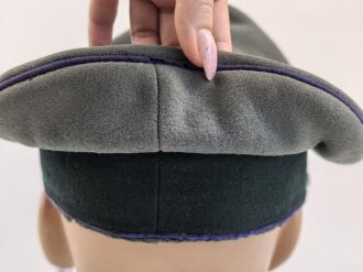 Heer, Schirmmütze für einen Feldgeistlichen / Heeresgeistlichen. Deutlich getragenes Stück mit diversen Mottenschäden. Kopfgrösse gemessen 56