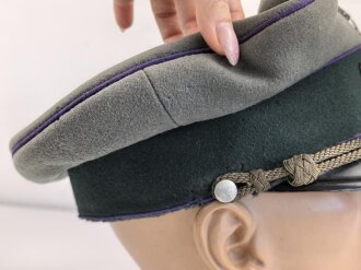 Heer, Schirmmütze für einen Feldgeistlichen / Heeresgeistlichen. Deutlich getragenes Stück mit diversen Mottenschäden. Kopfgrösse gemessen 56