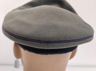 Heer, Schirmmütze für einen Feldgeistlichen / Heeresgeistlichen. Deutlich getragenes Stück mit diversen Mottenschäden. Kopfgrösse gemessen 56