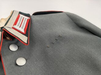 Waffenrock für einen Oberfeldwebel im Artillerie Regiment 10. Eigentumstsück mit diversen , kleineren Beschädigungen, Schneideretikett aus Regensburg