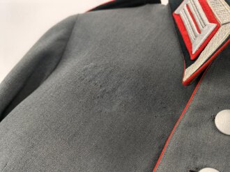 Waffenrock für einen Oberfeldwebel im Artillerie Regiment 10. Eigentumstsück mit diversen , kleineren Beschädigungen, Schneideretikett aus Regensburg