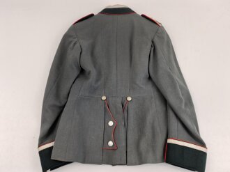 Waffenrock für einen Oberfeldwebel im Artillerie Regiment 10. Eigentumstsück mit diversen , kleineren Beschädigungen, Schneideretikett aus Regensburg