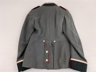 Waffenrock für einen Oberfeldwebel im Artillerie Regiment 10. Eigentumstsück mit diversen , kleineren Beschädigungen, Schneideretikett aus Regensburg