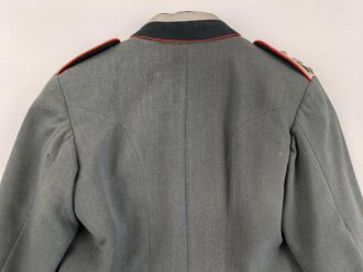 Waffenrock für einen Oberfeldwebel im Artillerie Regiment 10. Eigentumstsück mit diversen , kleineren Beschädigungen, Schneideretikett aus Regensburg
