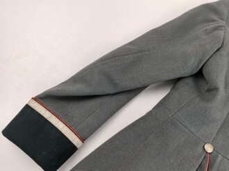 Waffenrock für einen Oberfeldwebel im Artillerie Regiment 10. Eigentumstsück mit diversen , kleineren Beschädigungen, Schneideretikett aus Regensburg